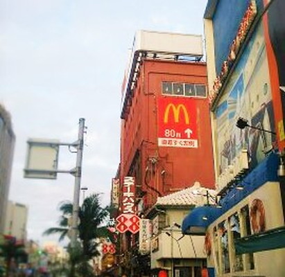 沖縄国際通り街並み　Okinawa Kokusai Dori Street cityscape